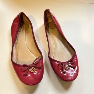 ✨TORY BURCH✨Elegant magenta patent leather ballet flats with gold emblems